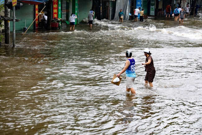 Hà Nội: Nước sông Hồng dâng nhanh, nhiều nơi ngập nặng - Ảnh 8.