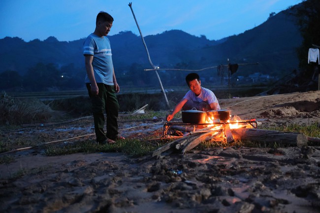 Ghi nhận từ Bảo Yên (Lào Cai): Người dân đang rất cần mắm, muối, thuốc đánh răng, bột giặt, gạo, … - Ảnh 2.