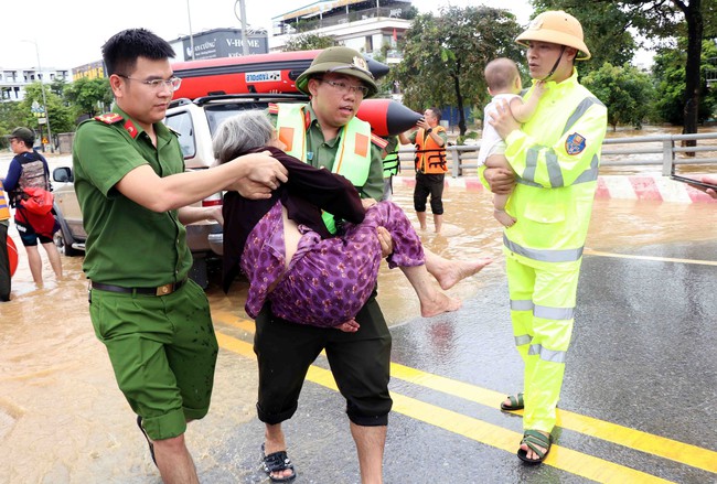 Thái Nguyên tích cực hỗ trợ người dân trong vùng tâm lũ - Ảnh 2.